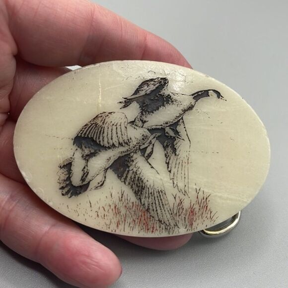 Vintage geese in flight carved belt buckle. - Picture 3 of 11